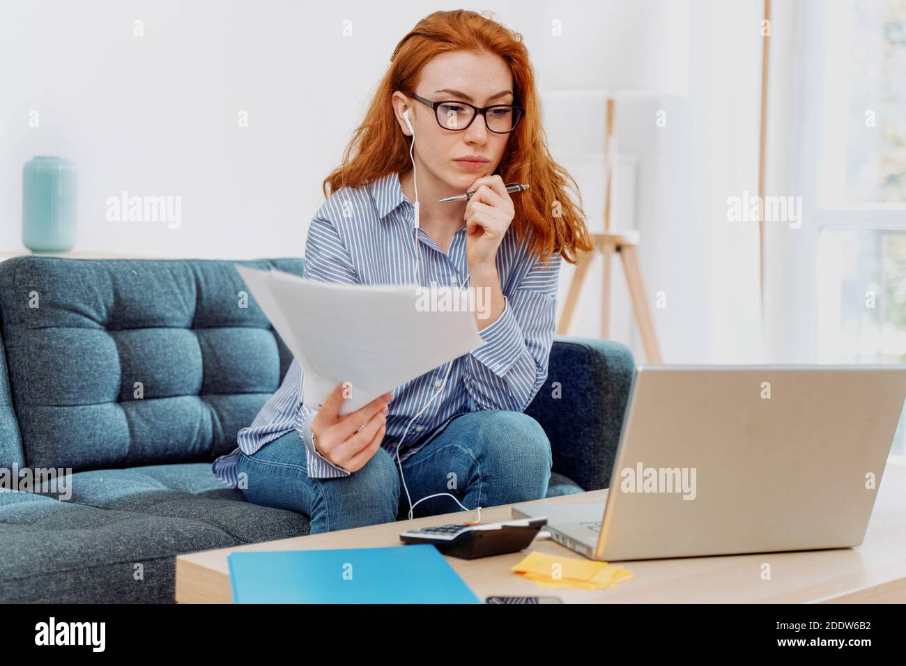 Frau, die von zu Hause aus mit Laptop und Internetverbindung arbeitet Stockfoto