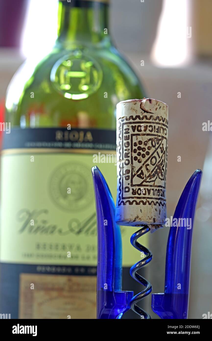 Rioja Cork, Wein und Korkenzieher, drinnen, aus La Rioja Automatous Region, Spanien Stockfoto