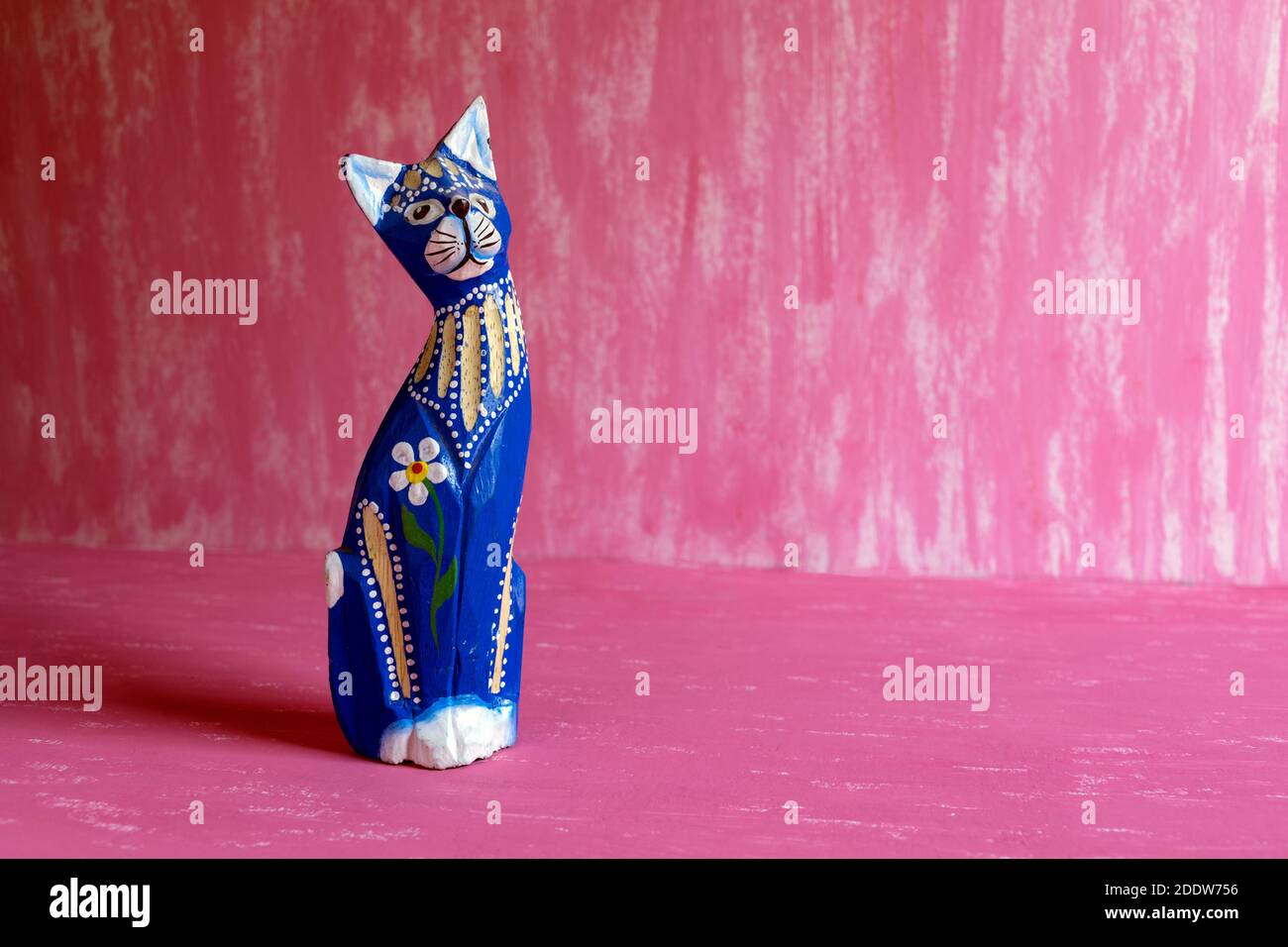 Eine blaue Katze Spielzeug Statue auf abstrakten rosa Hintergrund. Stockfoto