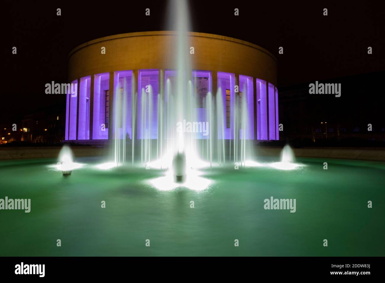 Zagreb/ Kroatien - 5. November 2020: Lichtbrunnen vor der beliebten Touristenattraktion der Stadt Zagreb, runder Pavillon von Ivan Mestrovic, jetzt ho Stockfoto