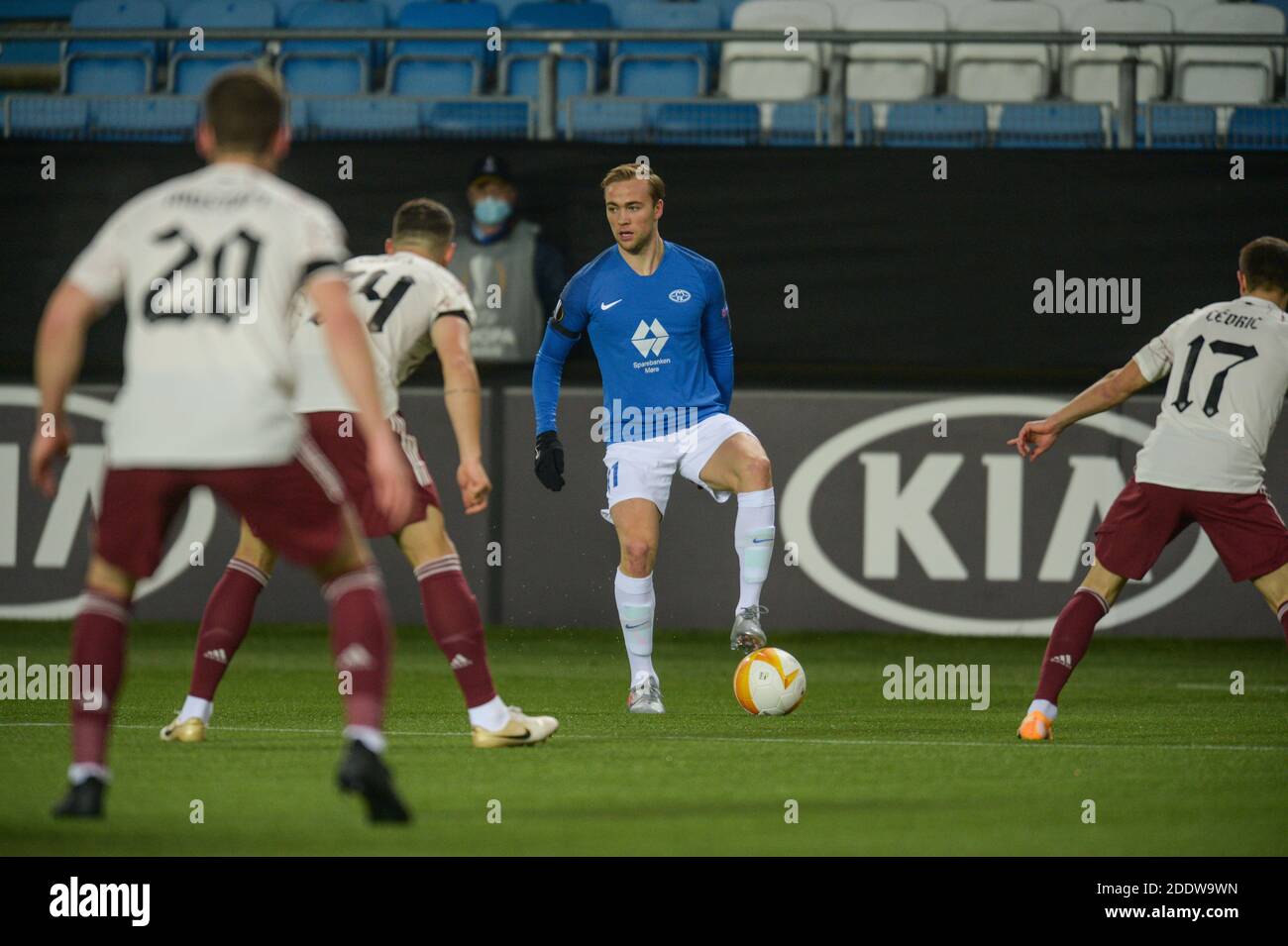 BUDAPEST, HUNGARY - SEPTEMBER 29: (l-r) Oleksandr Zubkov of Ferencvarosi TC  and Somalia of Ferencvarosi TC fights for the ball with Martin Ellingsen of  Molde FK during the UEFA Champions League Play-Offs