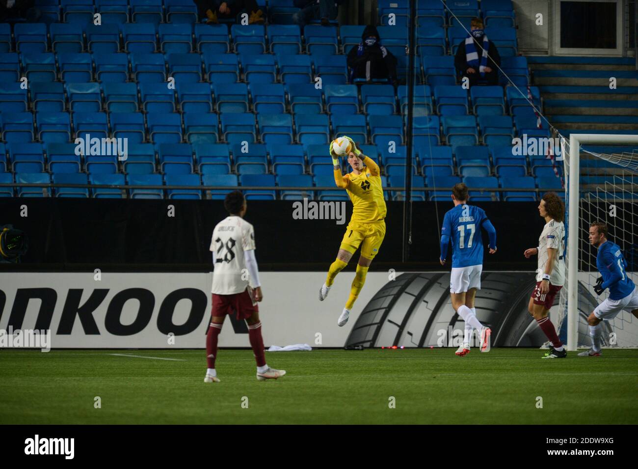 MOLDE, NORWEGEN - 26. NOVEMBER: Andreas Linde von Molde FK gewinnt das Kreuz beim UEFA Europa League Gruppe B-Etappenspiel zwischen Molde FK und Arsenal FC im Molde Stadion am 26. November 2020 in Molde, Norwegen. (Foto von Erik Birkeland/MB Media) Stockfoto