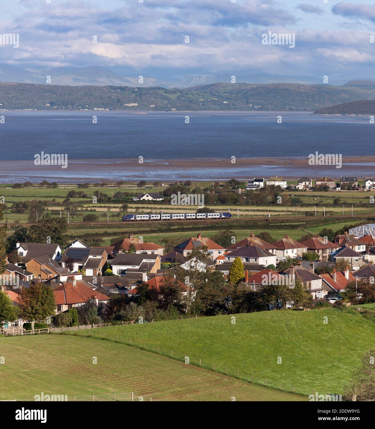 Nördlicher Zug der Baureihe 195 an der Westküste Hauptlinie, die Morecambe Bay passiert Stockfoto