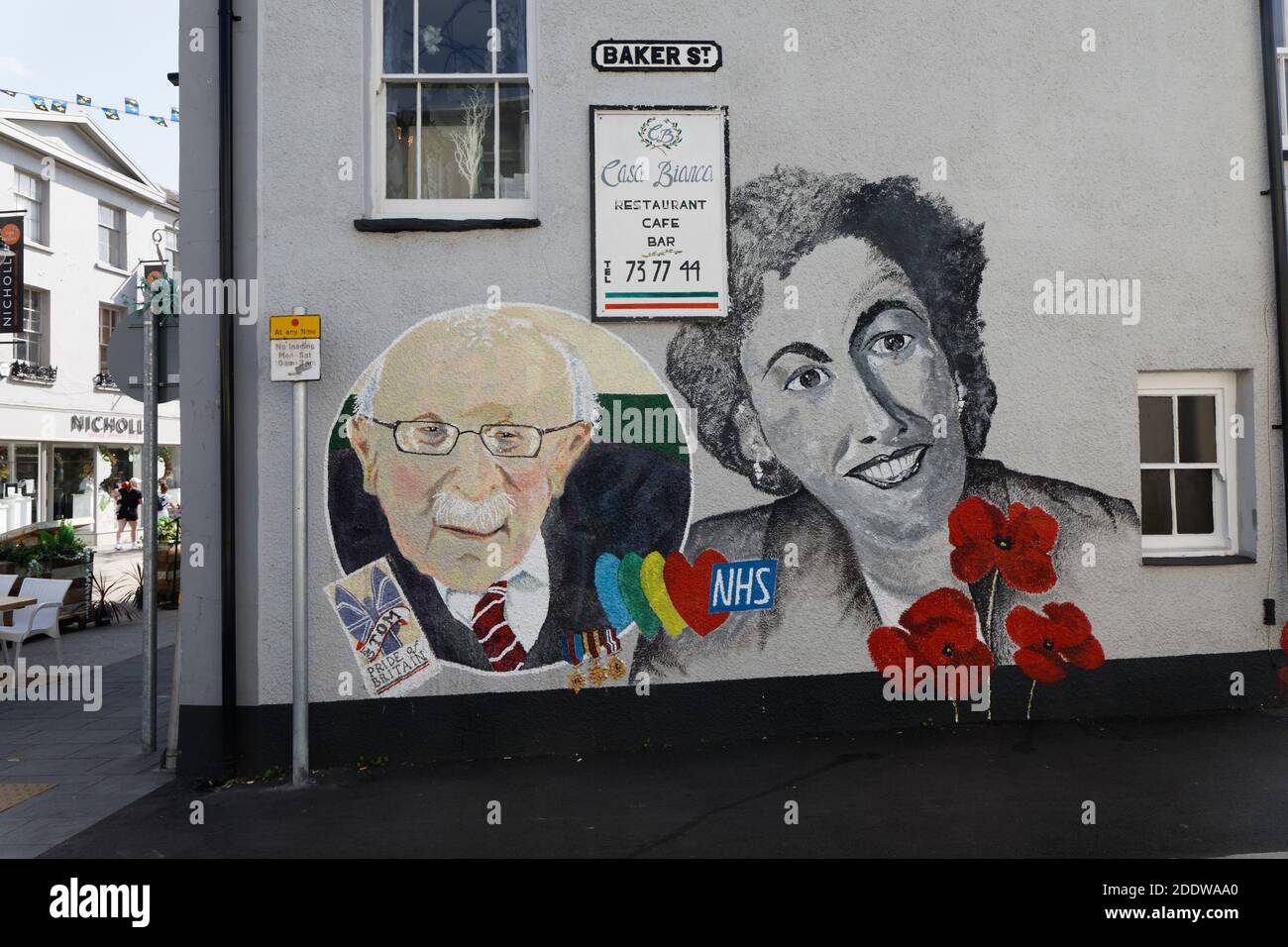 Wandbild von Sir Tom und Vera Lynn auf Ladenwand gemalt, Abergavenny, Wales, UK Stockfoto