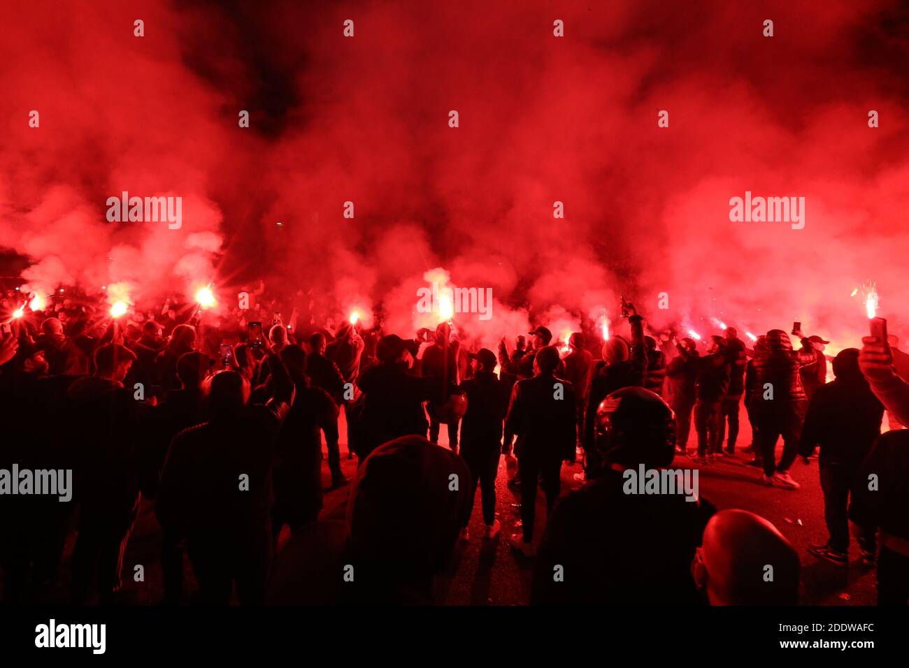 Neapel, Italien. November 2020. Fans und Menschen versammeln sich am 26. November 2020 vor dem San Paolo-Stadion in Neapel, um den Tod der verstorbenen argentinischen Fußballlegende Diego Maradona zu betrauern. - Maradona, weithin bekannt für sein "Hand of God"-Tor gegen England im WM-Viertelfinale 1986, starb am 25. November 2020 an einem Herzinfarkt in seinem Haus in der Nähe von Buenos Aires in Argentinien, während er sich von der Operation erholte, um ein Blutgerinnsel auf seinem Gehirn zu entfernen. Kredit: Unabhängige Fotoagentur/Alamy Live Nachrichten Stockfoto