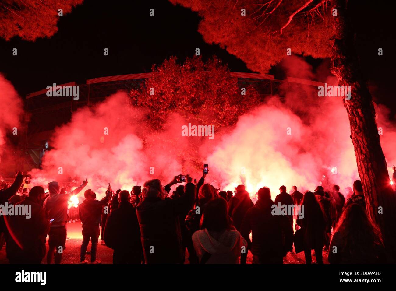 Neapel, Italien. November 2020. Fans und Menschen versammeln sich am 26. November 2020 vor dem San Paolo-Stadion in Neapel, um den Tod der verstorbenen argentinischen Fußballlegende Diego Maradona zu betrauern. - Maradona, weithin bekannt für sein "Hand of God"-Tor gegen England im WM-Viertelfinale 1986, starb am 25. November 2020 an einem Herzinfarkt in seinem Haus in der Nähe von Buenos Aires in Argentinien, während er sich von der Operation erholte, um ein Blutgerinnsel auf seinem Gehirn zu entfernen. Kredit: Unabhängige Fotoagentur/Alamy Live Nachrichten Stockfoto