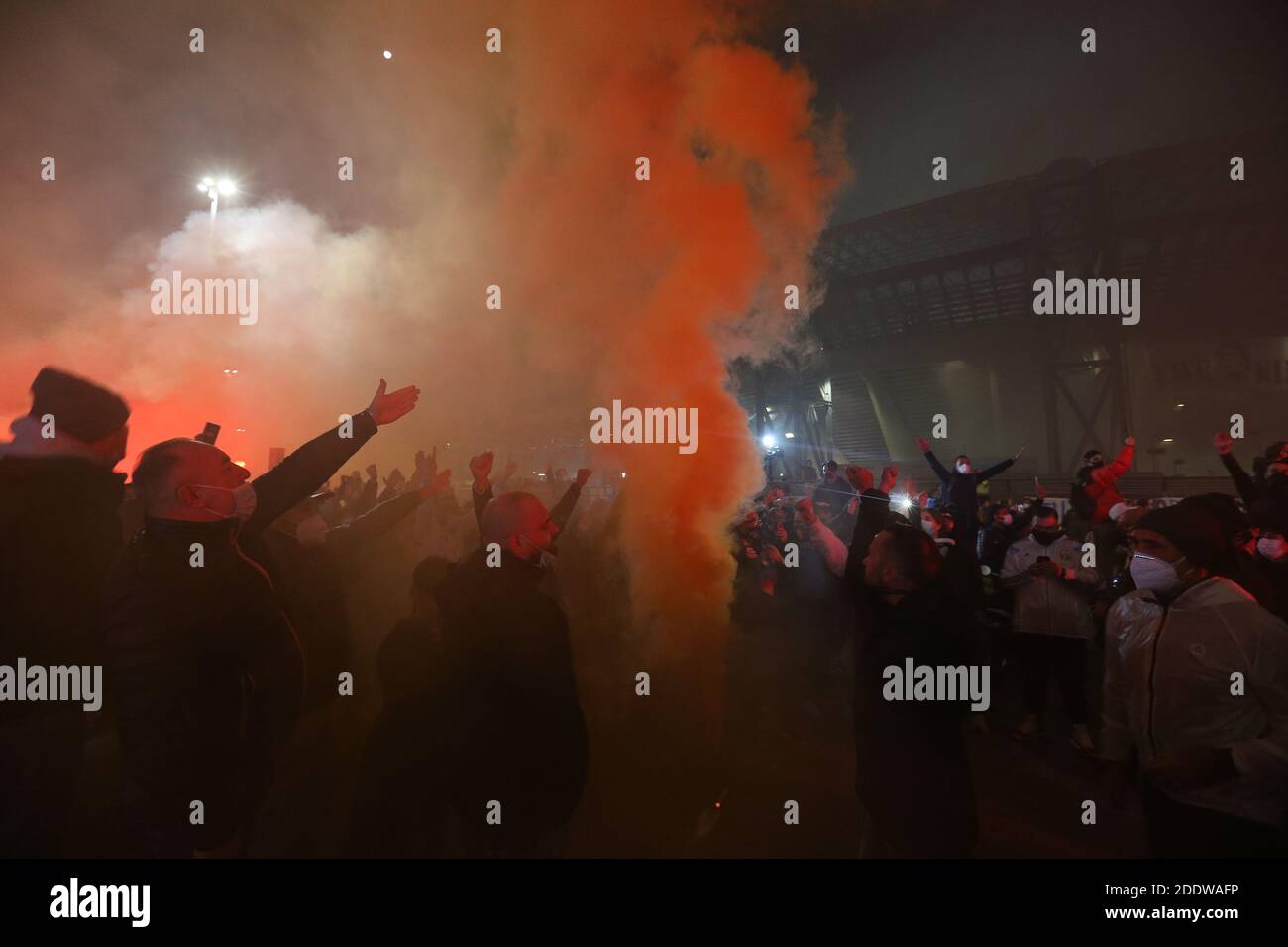 Neapel, Italien. November 2020. Fans und Menschen versammeln sich am 26. November 2020 vor dem San Paolo-Stadion in Neapel, um den Tod der verstorbenen argentinischen Fußballlegende Diego Maradona zu betrauern. - Maradona, weithin bekannt für sein "Hand of God"-Tor gegen England im WM-Viertelfinale 1986, starb am 25. November 2020 an einem Herzinfarkt in seinem Haus in der Nähe von Buenos Aires in Argentinien, während er sich von der Operation erholte, um ein Blutgerinnsel auf seinem Gehirn zu entfernen. Kredit: Unabhängige Fotoagentur/Alamy Live Nachrichten Stockfoto