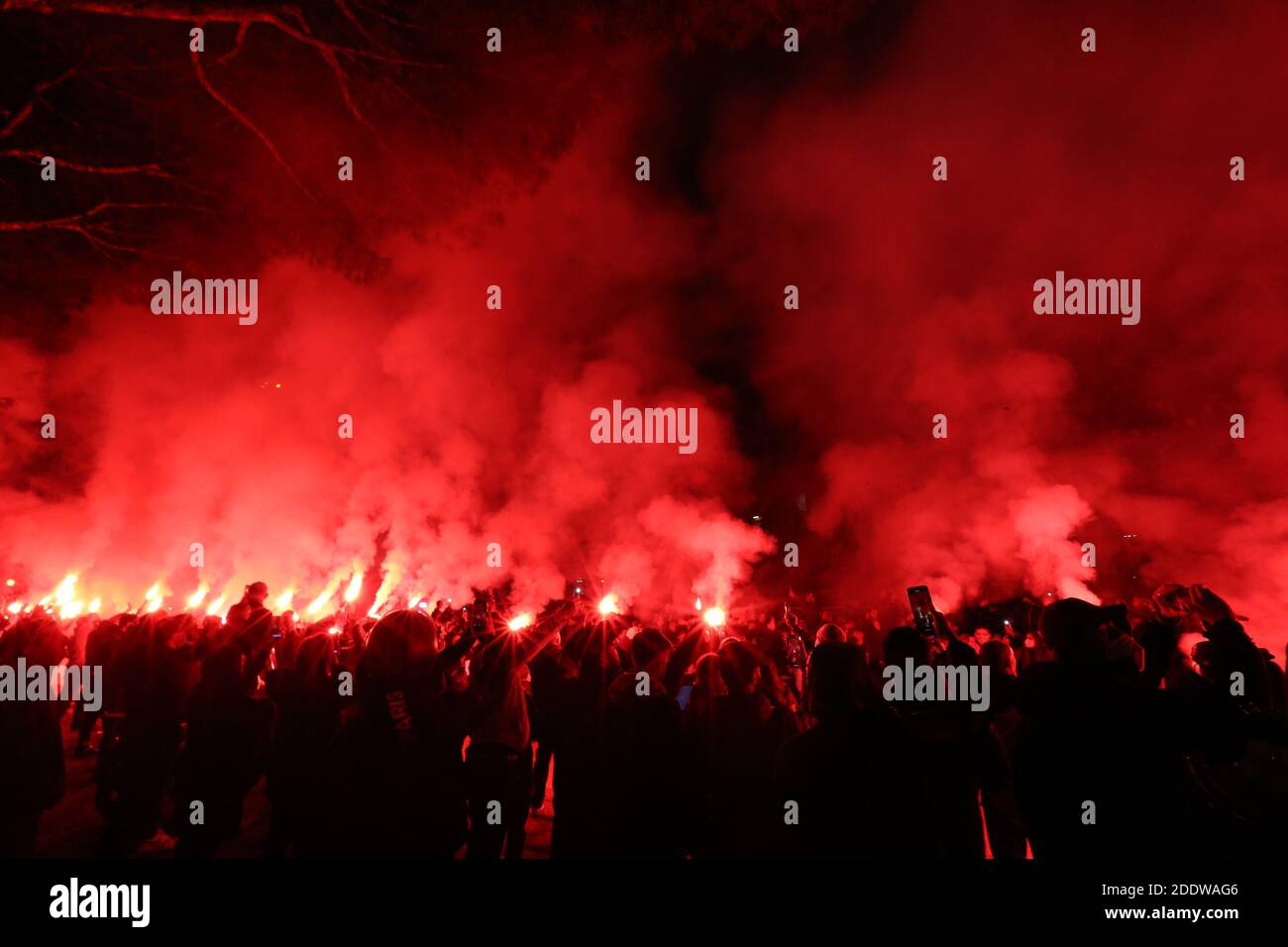 Neapel, Italien. November 2020. Fans und Menschen versammeln sich am 26. November 2020 vor dem San Paolo-Stadion in Neapel, um den Tod der verstorbenen argentinischen Fußballlegende Diego Maradona zu betrauern. - Maradona, weithin bekannt für sein "Hand of God"-Tor gegen England im WM-Viertelfinale 1986, starb am 25. November 2020 an einem Herzinfarkt in seinem Haus in der Nähe von Buenos Aires in Argentinien, während er sich von der Operation erholte, um ein Blutgerinnsel auf seinem Gehirn zu entfernen. Kredit: Unabhängige Fotoagentur/Alamy Live Nachrichten Stockfoto