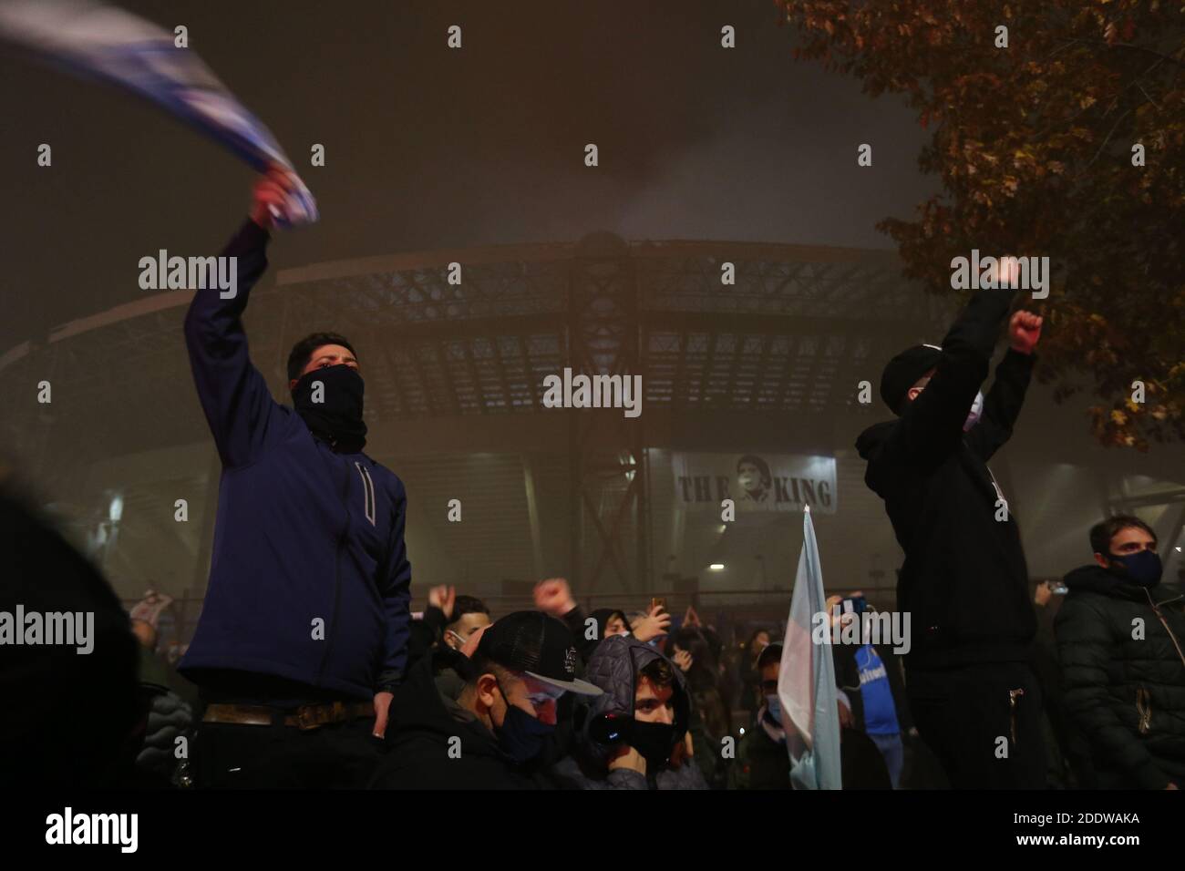 Neapel, Italien. November 2020. Fans und Menschen versammeln sich am 26. November 2020 vor dem San Paolo-Stadion in Neapel, um den Tod der verstorbenen argentinischen Fußballlegende Diego Maradona zu betrauern. - Maradona, weithin bekannt für sein "Hand of God"-Tor gegen England im WM-Viertelfinale 1986, starb am 25. November 2020 an einem Herzinfarkt in seinem Haus in der Nähe von Buenos Aires in Argentinien, während er sich von der Operation erholte, um ein Blutgerinnsel auf seinem Gehirn zu entfernen. Kredit: Unabhängige Fotoagentur/Alamy Live Nachrichten Stockfoto