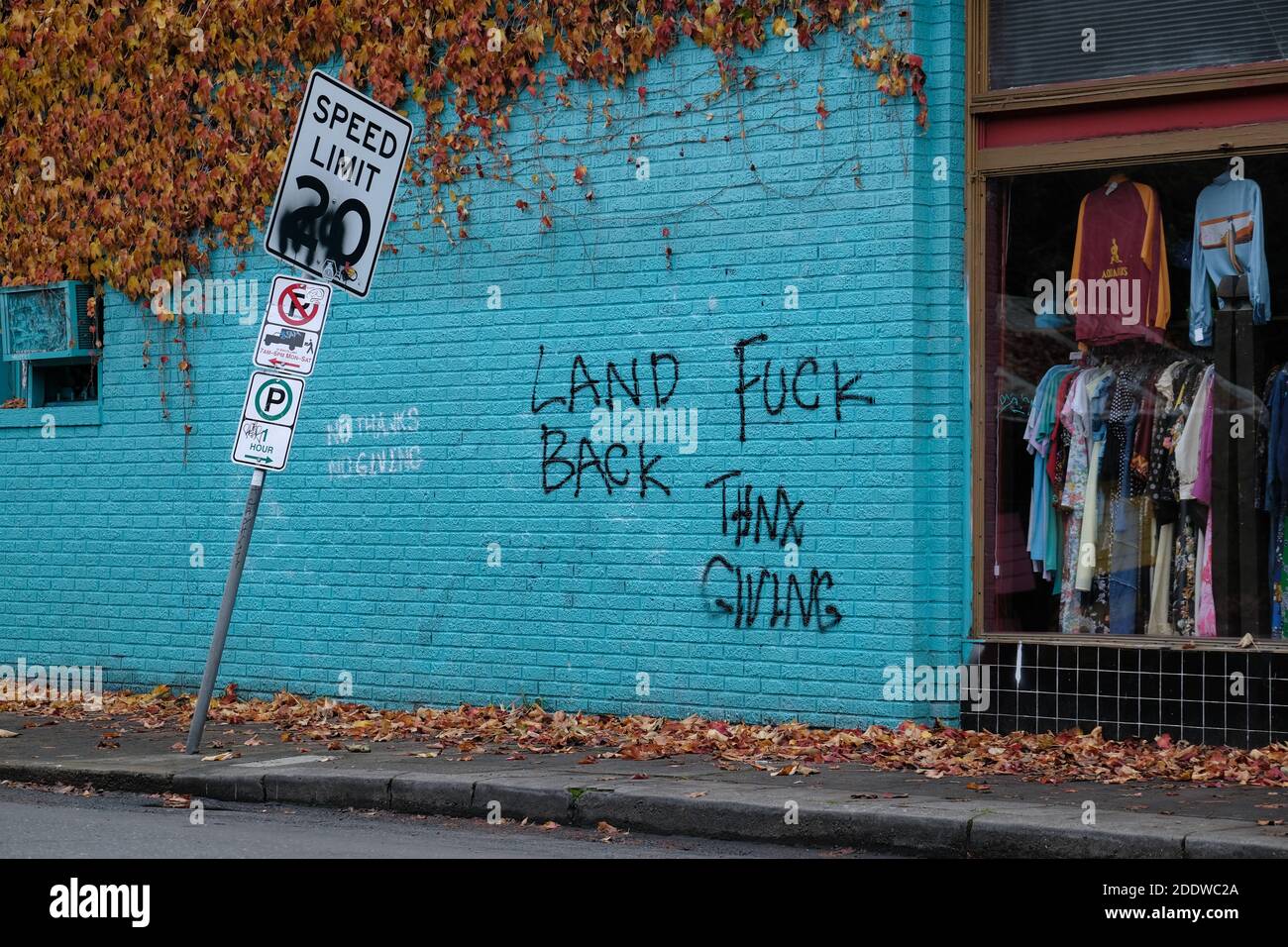 Portland, USA. November 2020. "Land Back"-Graffiti ist auf einem Geschäft in der Southeast Hawthorne Street in Portland, Oregon, am 26. November 2020 abgebildet, nach einem Aufruf zum Handeln am Thanksgiving-Abend, der indigene Demonstranten dazu aufforderte, Symbole des Kolonialismus, des Kapitalismus und der Gentrifizierung anzugreifen. (Foto: Alex Milan Tracy/Sipa USA) Quelle: SIPA USA/Alamy Live News Stockfoto