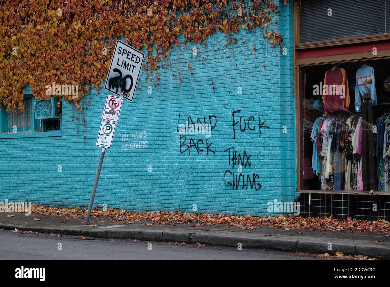 Portland, USA. November 2020. "Land Back"-Graffiti ist auf einem Geschäft in der Southeast Hawthorne Street in Portland, Oregon, am 26. November 2020 abgebildet, nach einem Aufruf zum Handeln am Thanksgiving-Abend, der indigene Demonstranten dazu aufforderte, Symbole des Kolonialismus, des Kapitalismus und der Gentrifizierung anzugreifen. (Foto: Alex Milan Tracy/Sipa USA) Quelle: SIPA USA/Alamy Live News Stockfoto