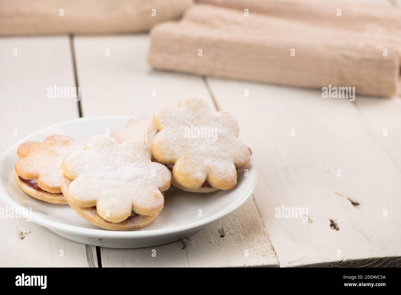 Traditionelle weihnachtskuchen Linzeraugen. Dessert wird mit Marmelade gefüllt und mit Zucker bestreut. Ideale Kuchen für die langfristige Lagerung. Stockfoto