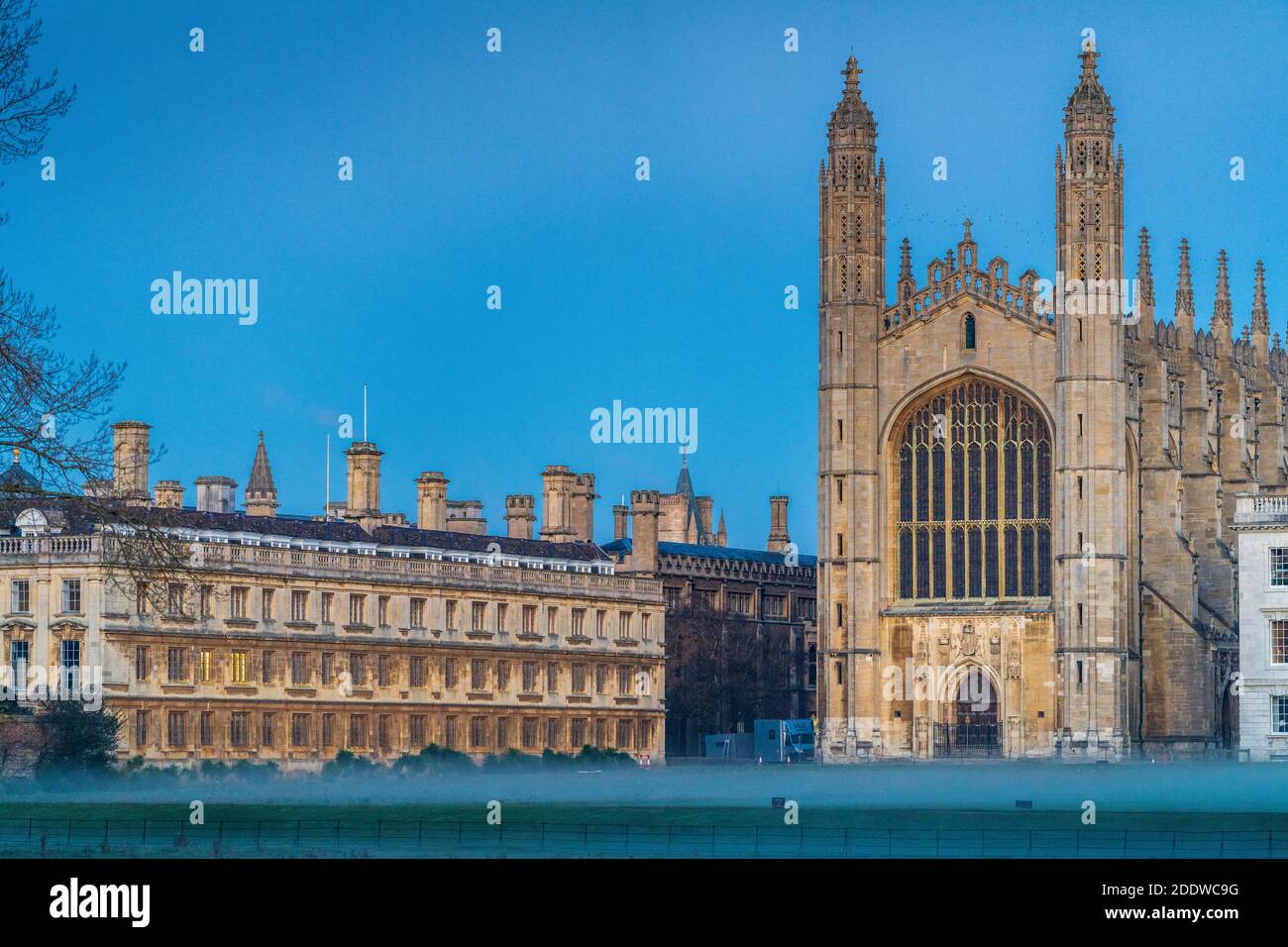 Cambridge Kings College und Clare College auf der anderen Seite in der Abenddämmerung mit einem sanften Nebel aus dem Fluss Cam aufgestiegen. Stockfoto