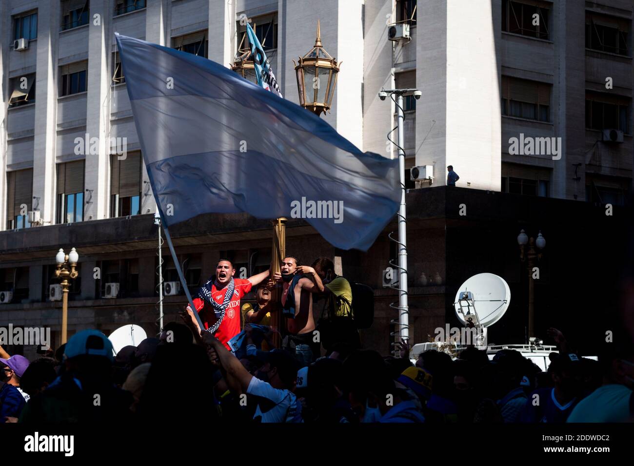 Stadt Buenos Aires, Stadt Buenos Aires, Argentinien. November 2020. INT. WolrdNews. 26. November 2020. Stadt Buenos Aires, Argentinien.- Fußballfans von Diego Armando Maradona vor der Beerdigung in Casa Rosada, Downtown Buenos Aires, Argentinien, geben die letzten Begrüßen am 26. November 2020. Der argentinische Fußball-große, der zu den besten Spielern aller Zeiten gehörte und sein Land zum WM-Titel 1986 führte, starb am 25. November 2020 an einem Herzinfarkt in seinem Haus, Buenos Aires, Argentinien. Er war 60 Jahre alt. Quelle: Julieta Ferrario/ZUMA Wire/Alamy Live News Stockfoto