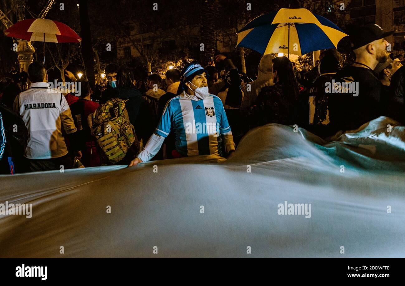 Barcelona, Spanien. November 2020. Fans von Diego Maradona feiern ihr ewiges Idol, nachdem die argentinische Fußballlegende und all-time greatest im Alter von 60 Jahren nach einem Herzinfarkt am 25. November gestorben sind, als sie sich versammeln, um am Arc de Triomf in Barcelona zu trauern. Barcelona war 1982 die erste europäische Station in seiner beruflichen Karriere, wo er zwei eher Verletzungen getroffen und polemische Spielzeiten. Quelle: Matthias Oesterle/Alamy Live News Stockfoto