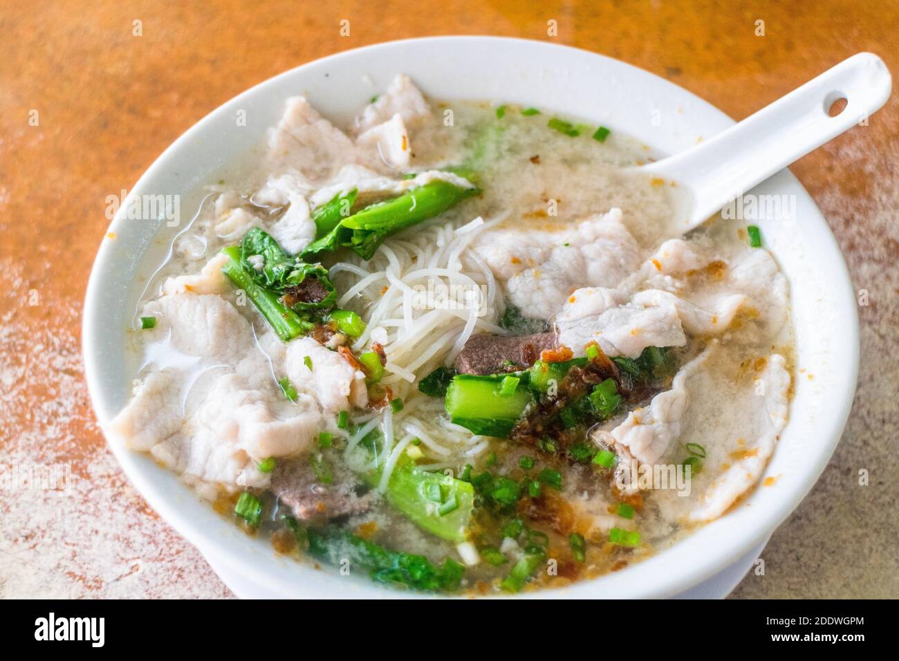 Eine lokale Nudelsuppe in einem chinesisch-malaiischen Restaurant in Kota Kinabalu, Sabah, Malaysia Stockfoto