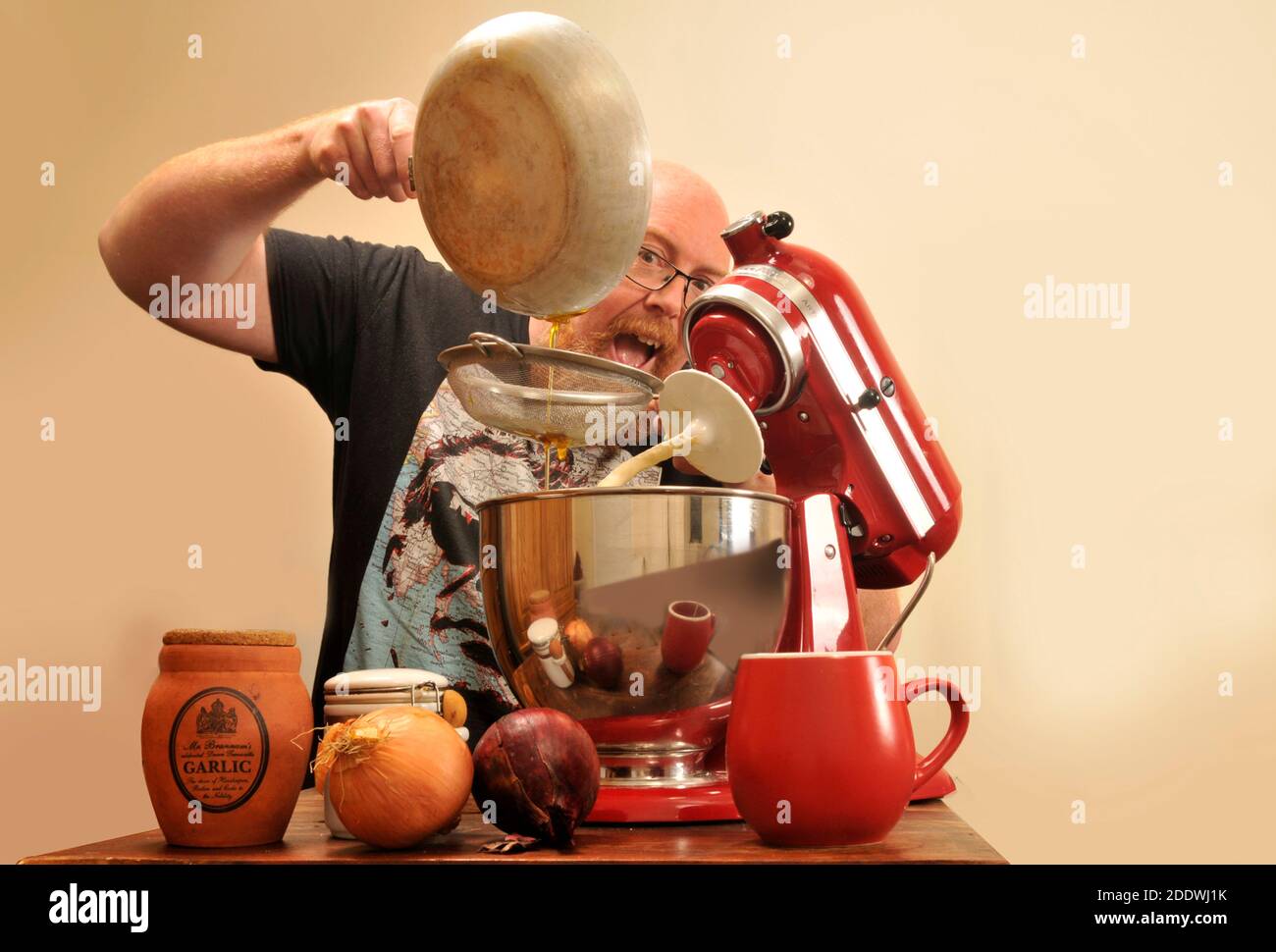 Koch mit mixer Stockfoto