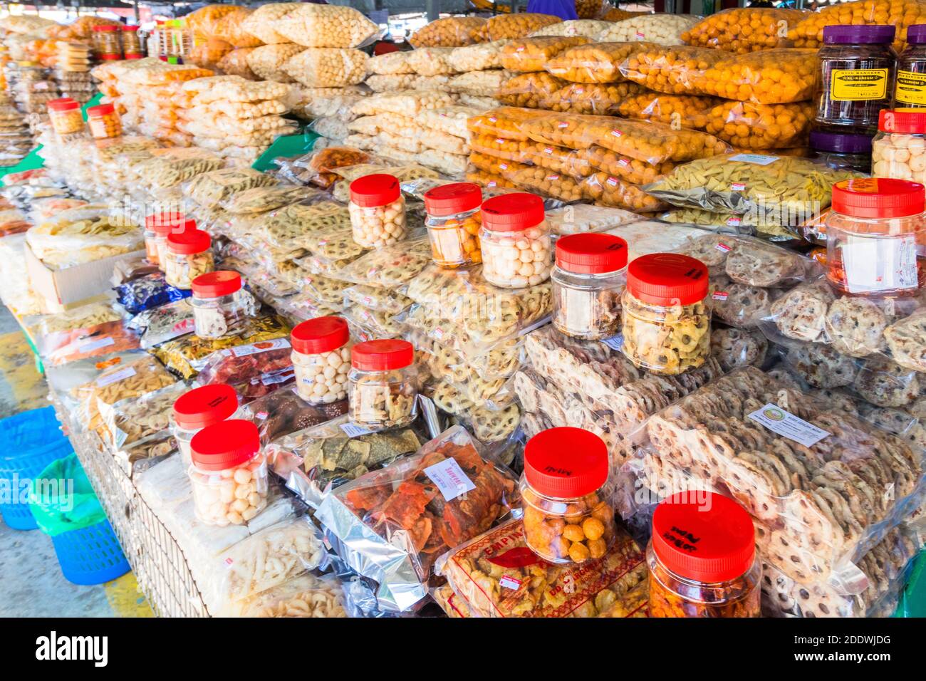 Verschiedene Köstlichkeiten und Süßigkeiten werden auf dem philippinischen Markt in Kota Kinabalu, Sabah, Malaysia, verkauft Stockfoto