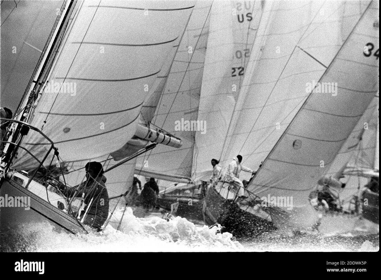 AJAXNETPHOTO. JULI 1979. COWES, ENGLAND. - ADMIRAL'S CUP - START DES ERSTEN KÜSTENRENNENS AUF DER ROYAL YACHT SQUADRON LINIE VOR COWES. FOTO: JONATHAN EASTLAND/AJAX REF:7902081 5 Stockfoto