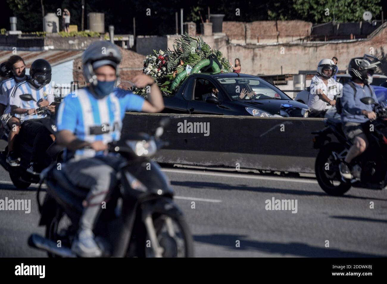 Buenos Aires, Argentinien. November 2020. Der Leichenwagen mit den Resten des ehemaligen Fußballers Diego Maradona fährt entlang der Autobahn zum Friedhof im Vorort Bella Vista, während Fans über die Dächer und entlang der Straße den Trauerzug fotografieren. Kredit: Fernando Gens/dpa/Alamy Live Nachrichten Stockfoto