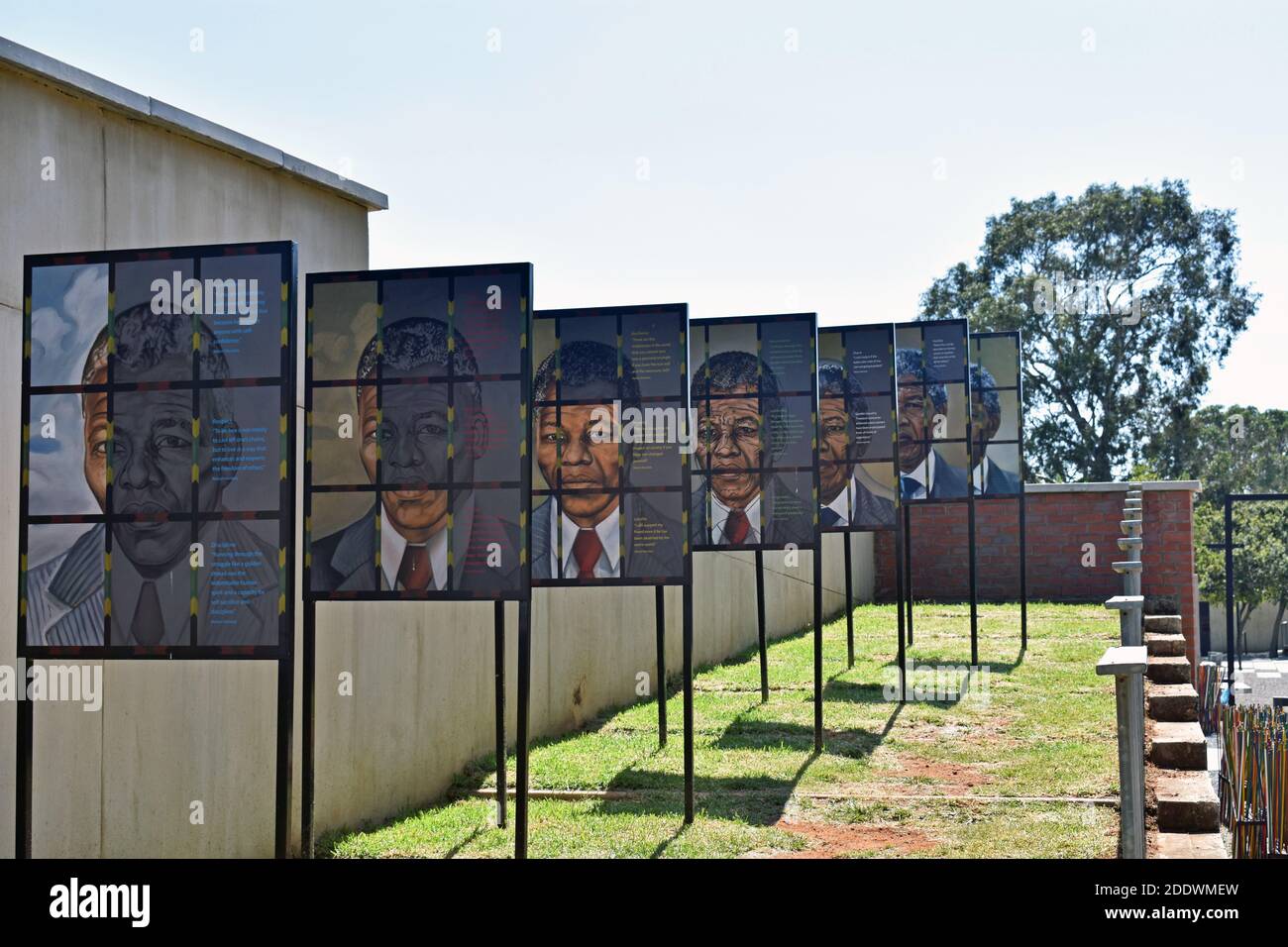 Teil der Nelson Mandela Ausstellung im Apartheid Museum, Johannesburg, Südafrika. Außenbilder von Mandela zeigen einige seiner Zitate. Stockfoto