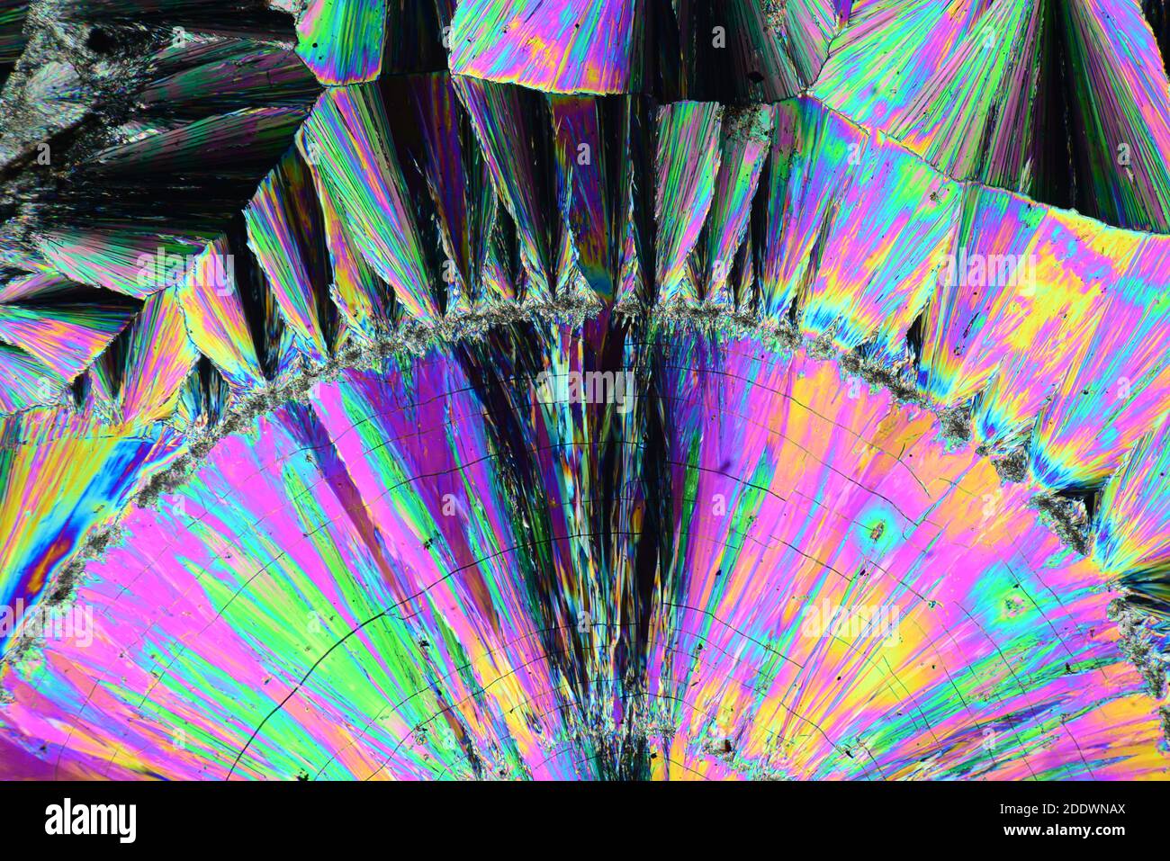 Kristalle aus Borat von Phosphor unter dem Mikroskop mit polarisiertem Licht Stockfotografie Alamy