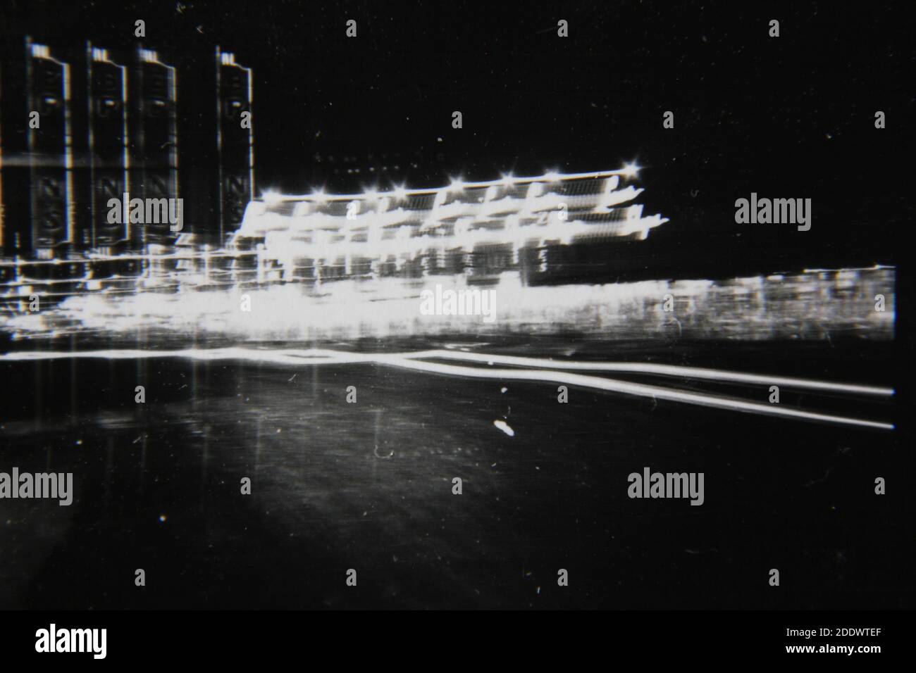 Feine Vintage-Schwarz-Weiß-Fotografie der 1970er Jahre von den hellen Lichtern der Stadt Streifen über den Rahmen. Stockfoto