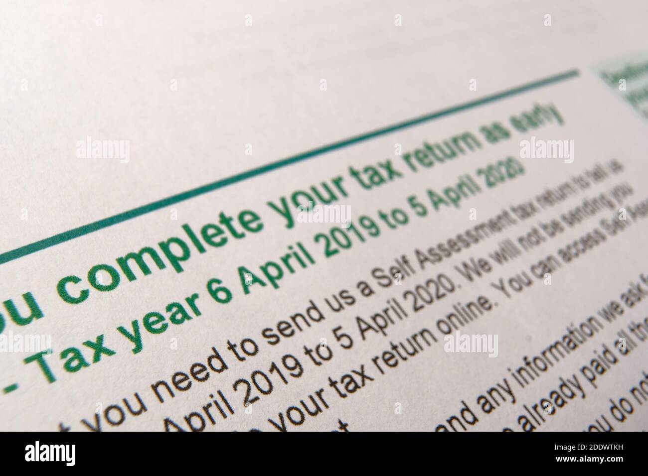 HM Revenue and Customs (HMRC) Brief mit den Worten „Complete your tax Form“. Verschwommenes Schreiben zur Steuererklärung. Authentische Dokumente. SELEKTIVER FOKUS Stockfoto