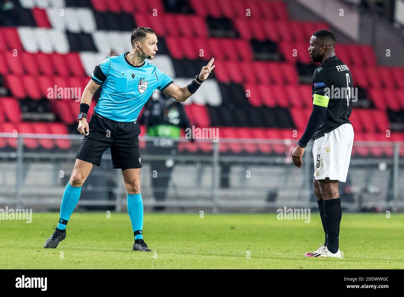 EINDHOVEN - 26-11-2020, Philips Stadion. Holländischer Fußball, eredivisie, Saison 2020-2021. UEFA Europa League. Schiedsrichter Andris Treimanis warnt PAOK Spieler Fernando Varela während des Spiels PSV - PAOK Saloniki. Endergebnis 3-2. Kredit: Pro Shots/Alamy Live Nachrichten Stockfoto