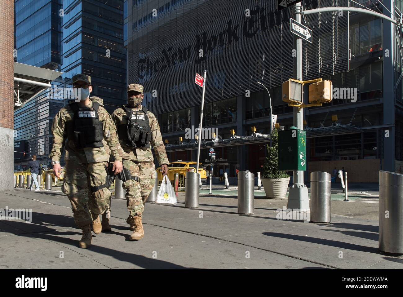 Empire-Schildsoldaten gehen vor das Gebäude der New York Times in Midtown. Stockfoto