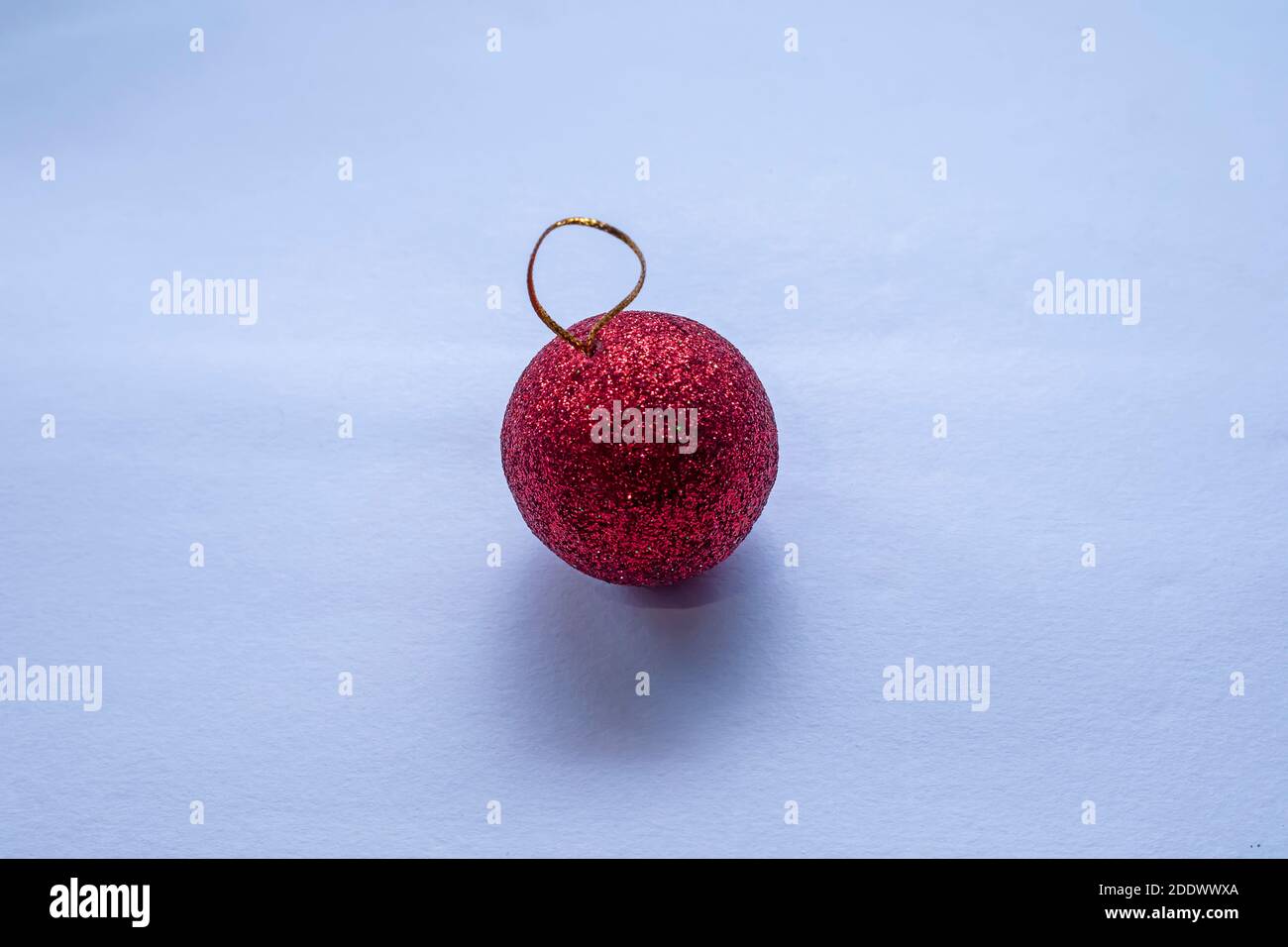 Fancy rote weihnachtskugel auf weißen Hintergründen isoliert Stockfoto