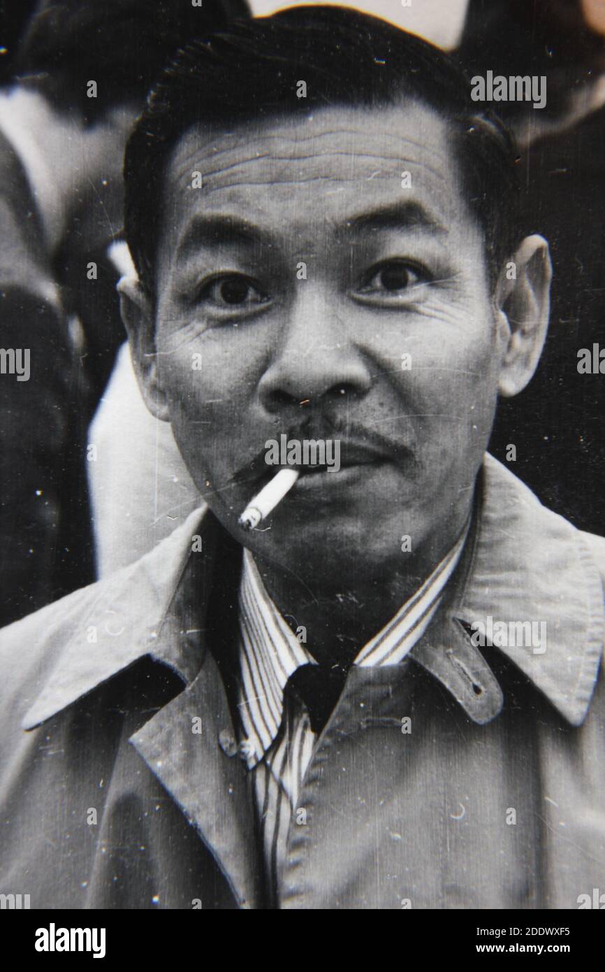 Feine 70er Jahre Vintage Schwarz Weiss Fotografie Von Einem Normalen Kerl Rauchen Eine Zigarette Stockfotografie Alamy