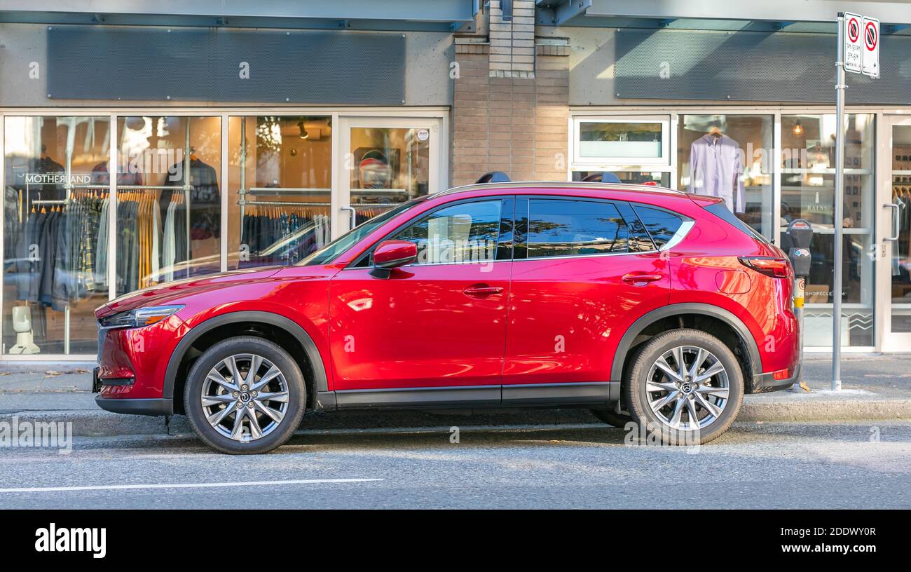Vancouver, BC, Kanada-/november 1,2020. Neue rote Mazda auf der Straße der Stadt. Straßenansicht, Reisefoto, selektiver Fokus. Stockfoto