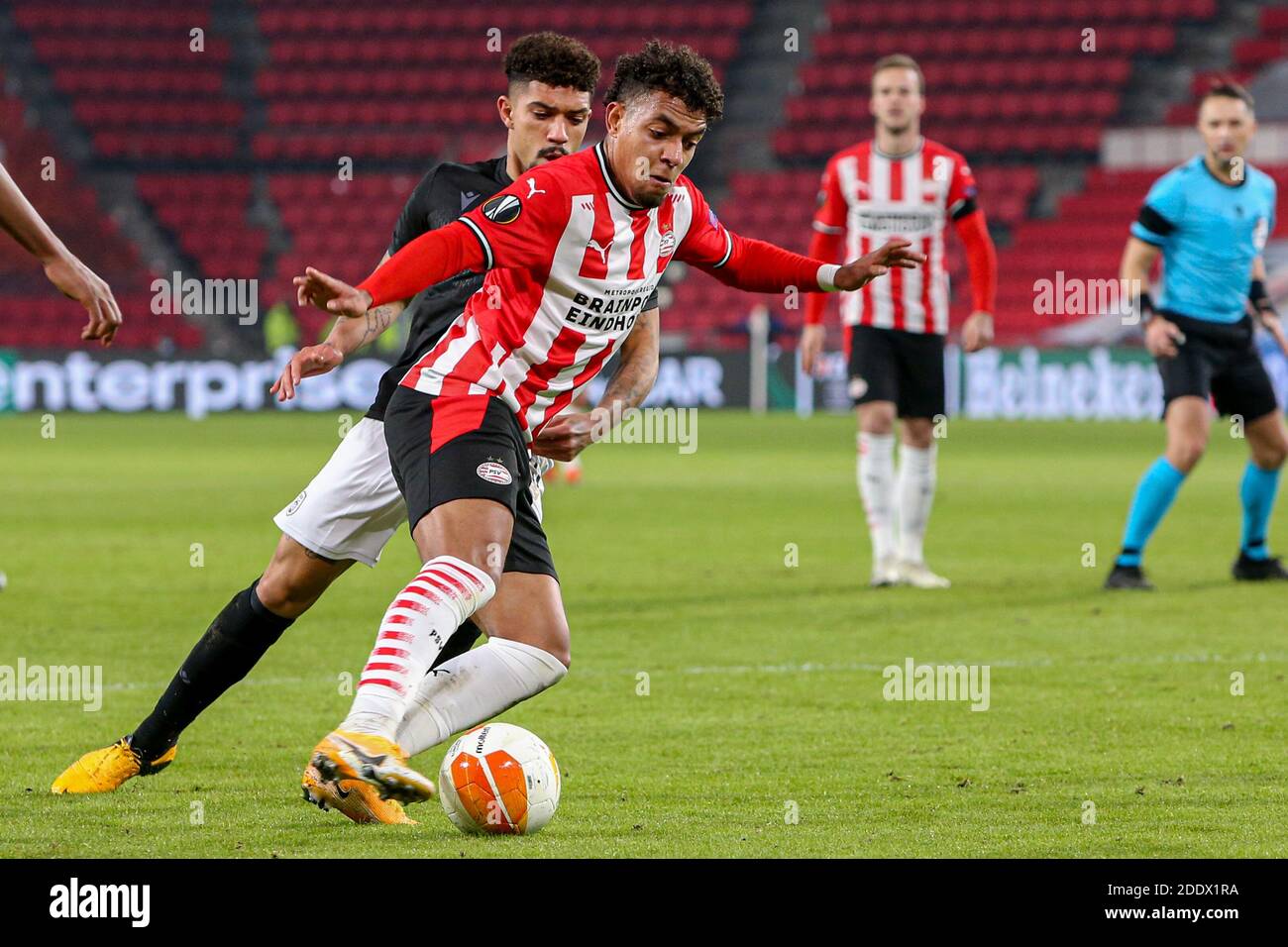 EINDHOVEN, NIEDERLANDE - NOVEMBER 26: Donyell Malen vom PSV während des UEFA Europa League-Spiels zwischen PSV und PAOK im Philips Stadion am 26. november, Stockfoto