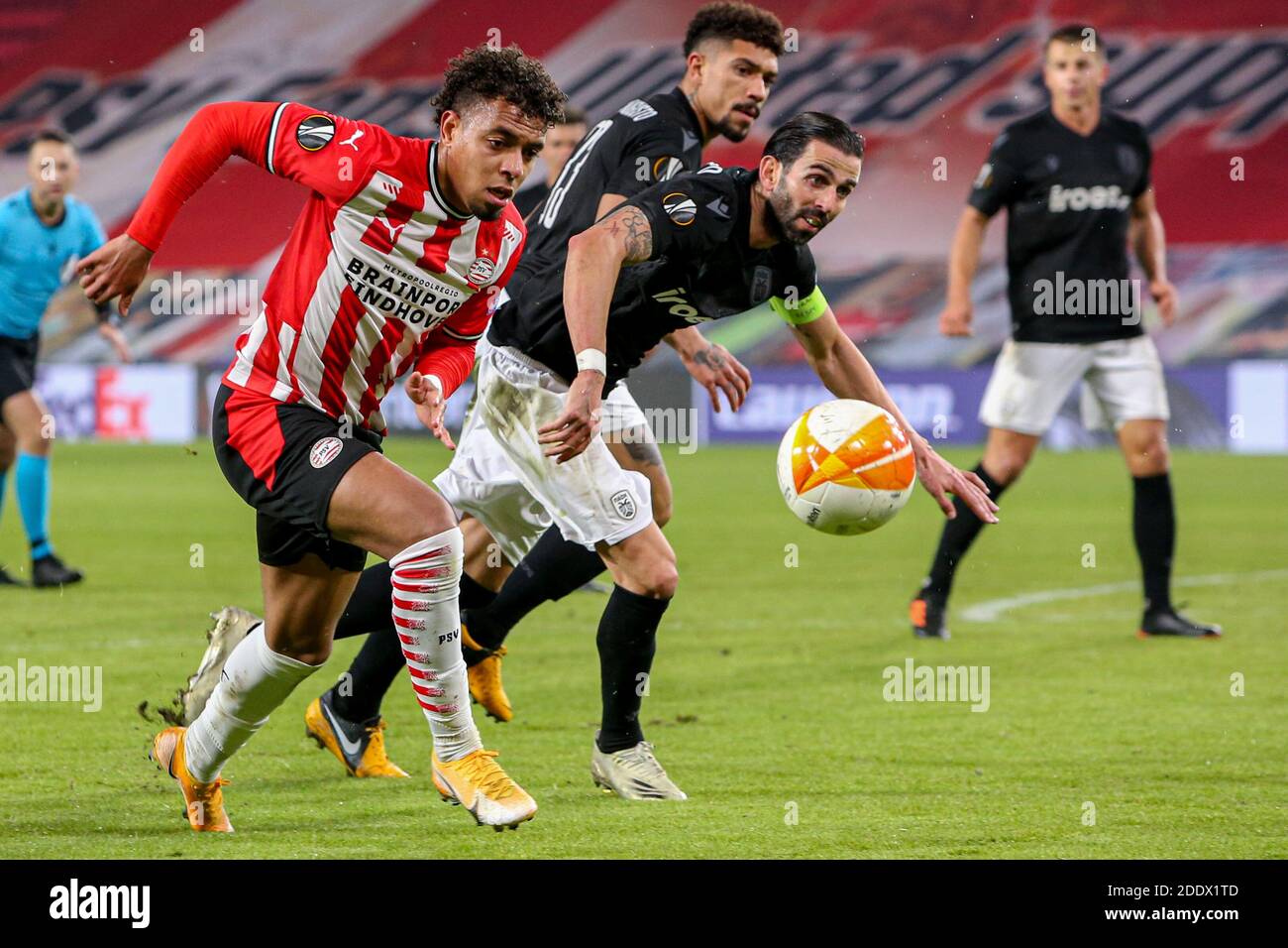 EINDHOVEN, NIEDERLANDE - NOVEMBER 26: Donyell Malen vom PSV, Jose Angel Crespo von PAOK während des UEFA Europa League Spiels zwischen PSV und PAOK bei Phil Stockfoto