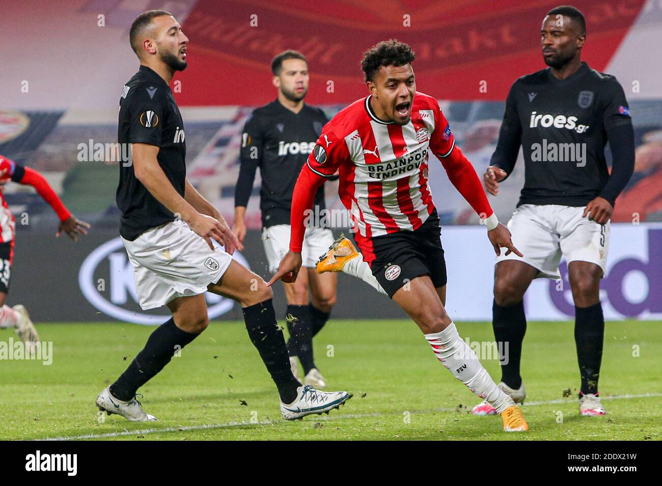 EINDHOVEN, NIEDERLANDE - NOVEMBER 26: Donyell Malen vom PSV feiert das Tor (3:2) während des UEFA Europa League-Spiels zwischen PSV und PAOK bei Philips Stockfoto