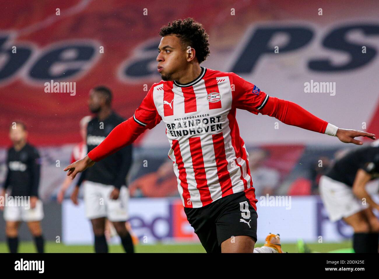 EINDHOVEN, NIEDERLANDE - NOVEMBER 26: Donyell Malen vom PSV feiert das Tor (3:2) während des UEFA Europa League-Spiels zwischen PSV und PAOK bei Philips Stockfoto