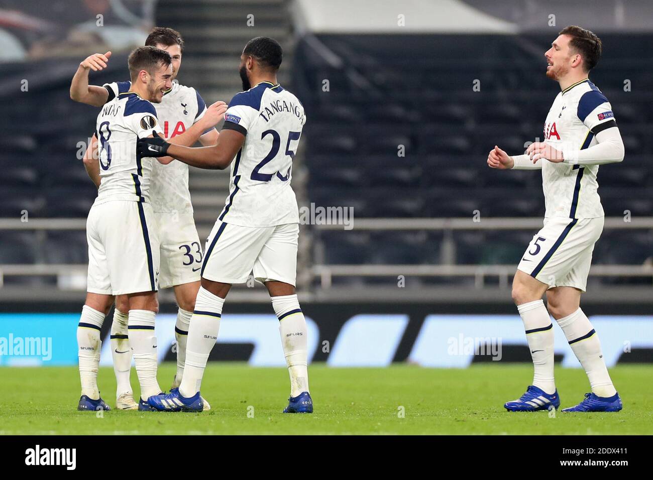 LONDON, ENGLAND. 26. NOVEMBER Tottenham Mittelfeldspieler Harry Winks feiert sein Tor beim UEFA Europa League Group J Spiel zwischen Tottenham Hotspur und PFC Ludogorets Razgrad im Tottenham Hotspur Stadium, London am Donnerstag, 26. November 2020. (Kredit: Jon Bromley, Mi News) Kredit: MI Nachrichten & Sport /Alamy Live Nachrichten Stockfoto