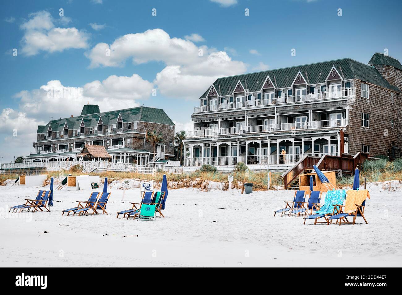 Henderson Park Inn ein luxuriöses Strandhotel mit Strandliegen in Destin Florida, USA. Stockfoto