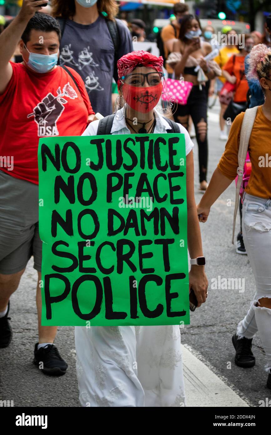 Demonstranten trafen sich am Montagabend auf Chicagos Federal Plaza bei einer Kundgebung für Black Lives Matter und gegen die kürzlich offengelegten Geheimpolizei-Initiativen von Präsident Trump. Die Demonstranten führten einen marathonmarsch durch die Innenstadt von Chicago durch, stoppten den Verkehr an wichtigen Kreuzungen und Brücken mehrmals und prallen mehrmals auf dem Weg mit dem Polizeifahrradkommando, das sie durch die belebten Straßen begleiteten. Stockfoto