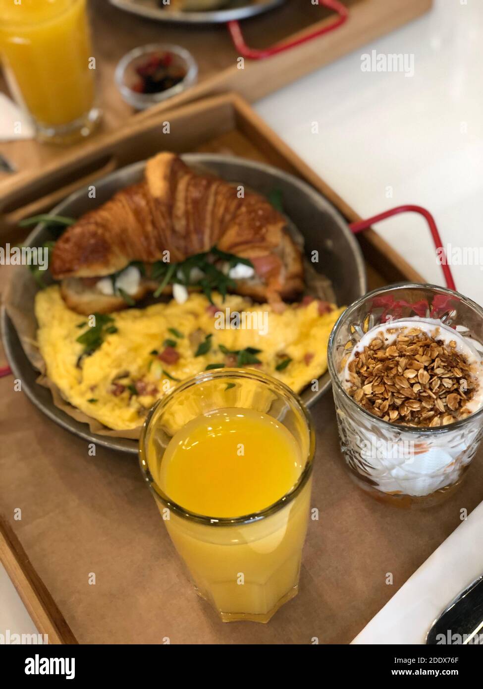 Gesundes Mittagessen in der Pfanne mit Getränken Stockfoto