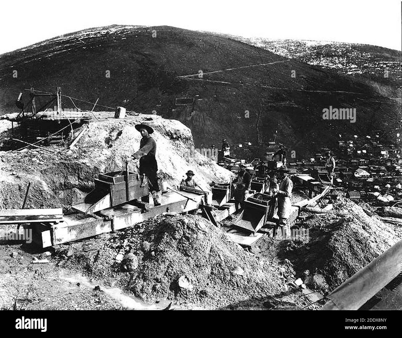 Klondikers betreibt Rocker und Schleusen auf einem Bergbaugebiet Yukon Gebiet Ca 1898 Stockfoto