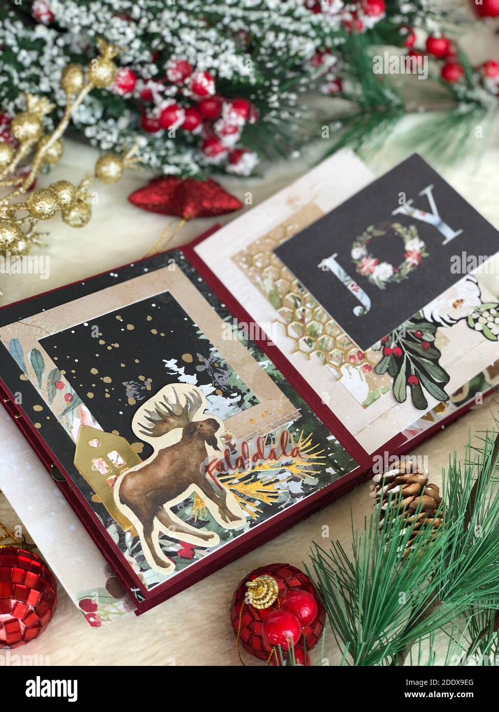 Kind machte weihnachtsbuch Album als Geschenk Stockfoto