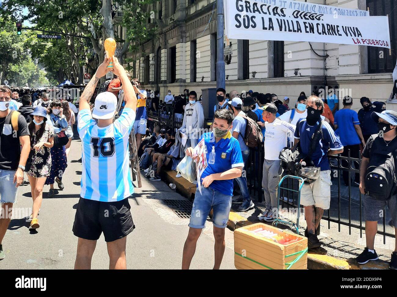 Buenos Aires, Argentinien. November 2020. (SPO) Beerdigung für den argentinischen Fußballspieler Diego Maradona. 26. November 2020, Casa Rosada, Buenos Aires, Argentinien: Fans werden gesehen, wie sie ihre letzte Hommage an den verstorbenen argentinischen Fußballspieler Diego Maradona, der am Mittwoch, 25. 2020, an Herzinfarkt starb; im Alter von 60 Jahren.Quelle:Peri Soler /Thenews2. Quelle: Peri Soler/TheNEWS2/ZUMA Wire/Alamy Live News Stockfoto
