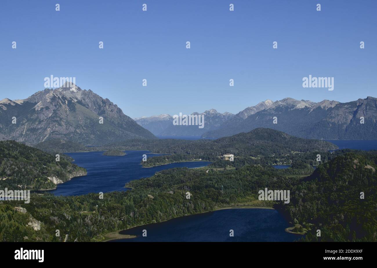 Seen und Andenkämme in der Nähe von San Carlos de Bariloche, Argentinien Stockfoto
