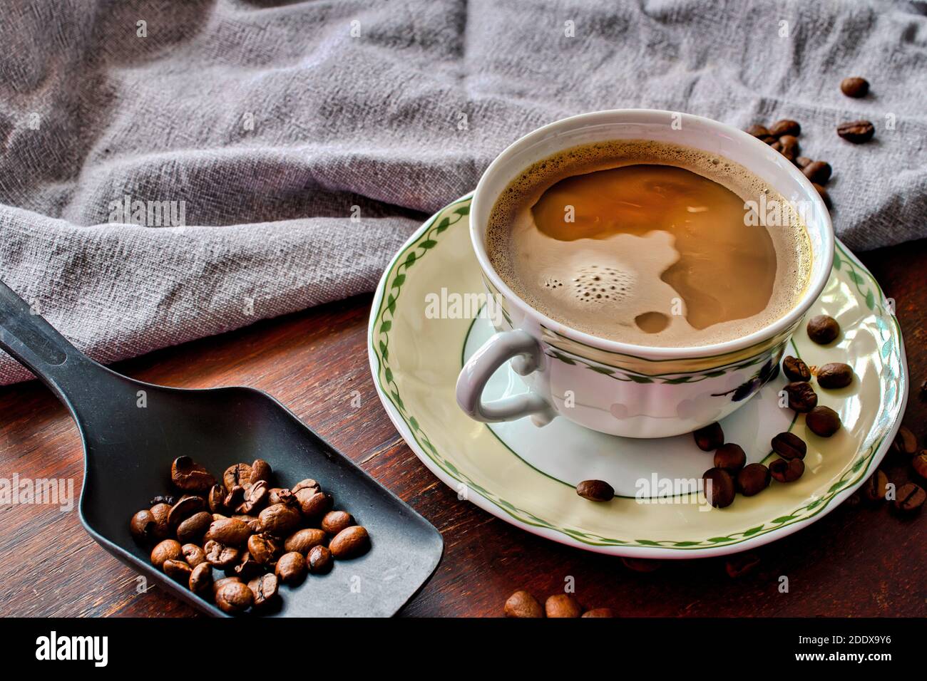 Tasse Kaffee mit Bohnen Stockfoto