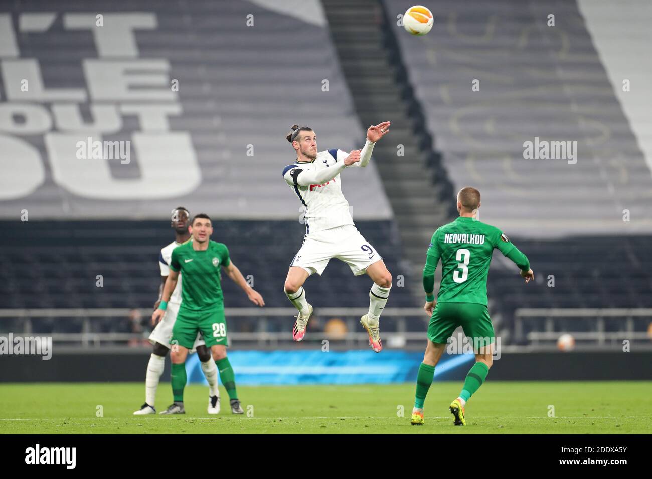 LONDON, ENGLAND. 26. NOVEMBER Tottenham-Stürmer Gareth Bale führt den Ball während des UEFA Europa League Group J-Spiels zwischen Tottenham Hotspur und PFC Ludogorets Razgrad im Tottenham Stadium, London am Donnerstag, 26. November 2020. (Kredit: Jon Bromley, Mi News) Kredit: MI Nachrichten & Sport /Alamy Live Nachrichten Stockfoto