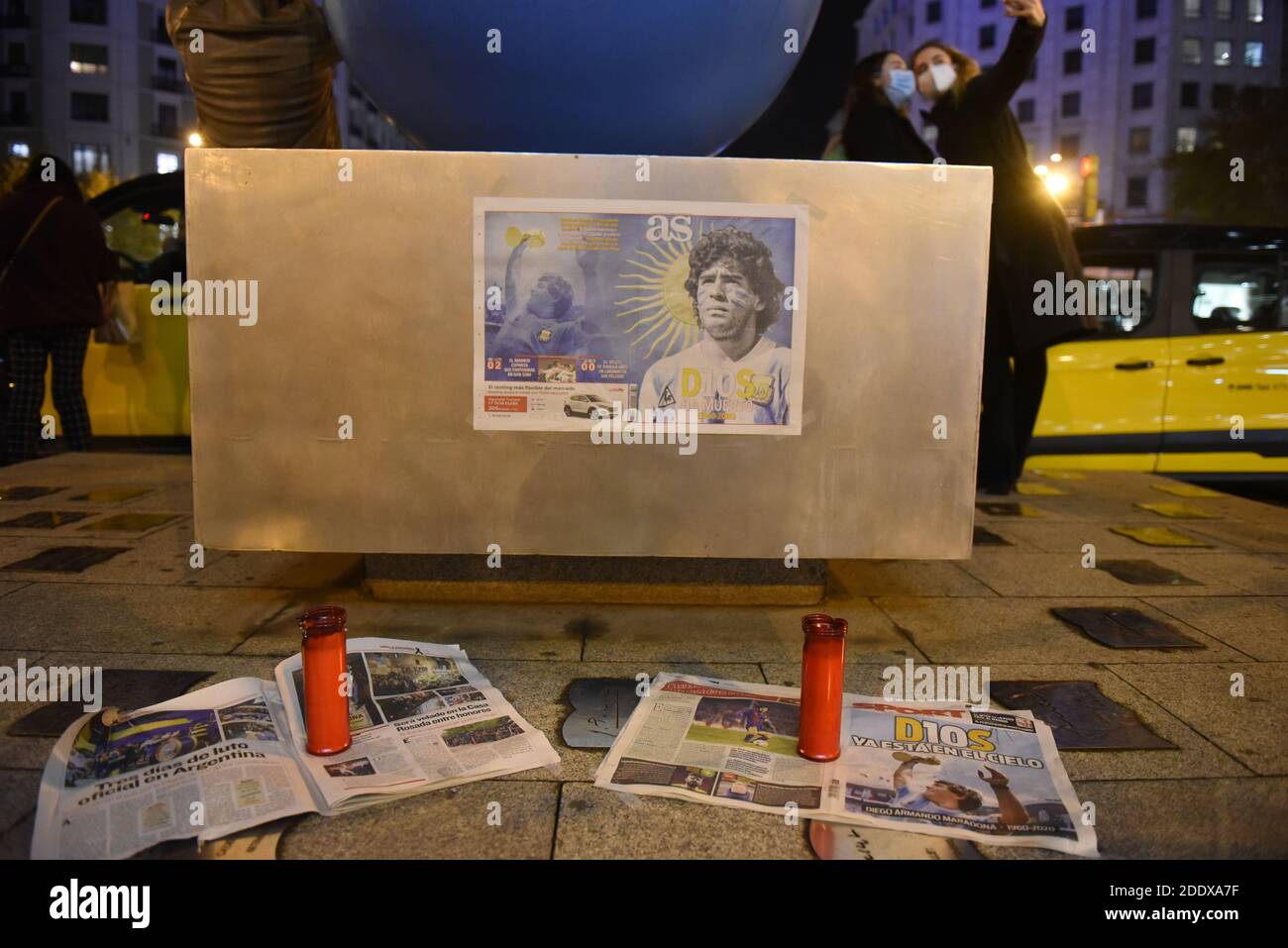Barcelona, Spanien. November 2020. Ein Altar mit Kerzen zum Gedenken an den verstorbenen Diego Maradona in Barcelona. Diego Maradona verstarb am 25. November 2020. Kredit: SOPA Images Limited/Alamy Live Nachrichten Stockfoto