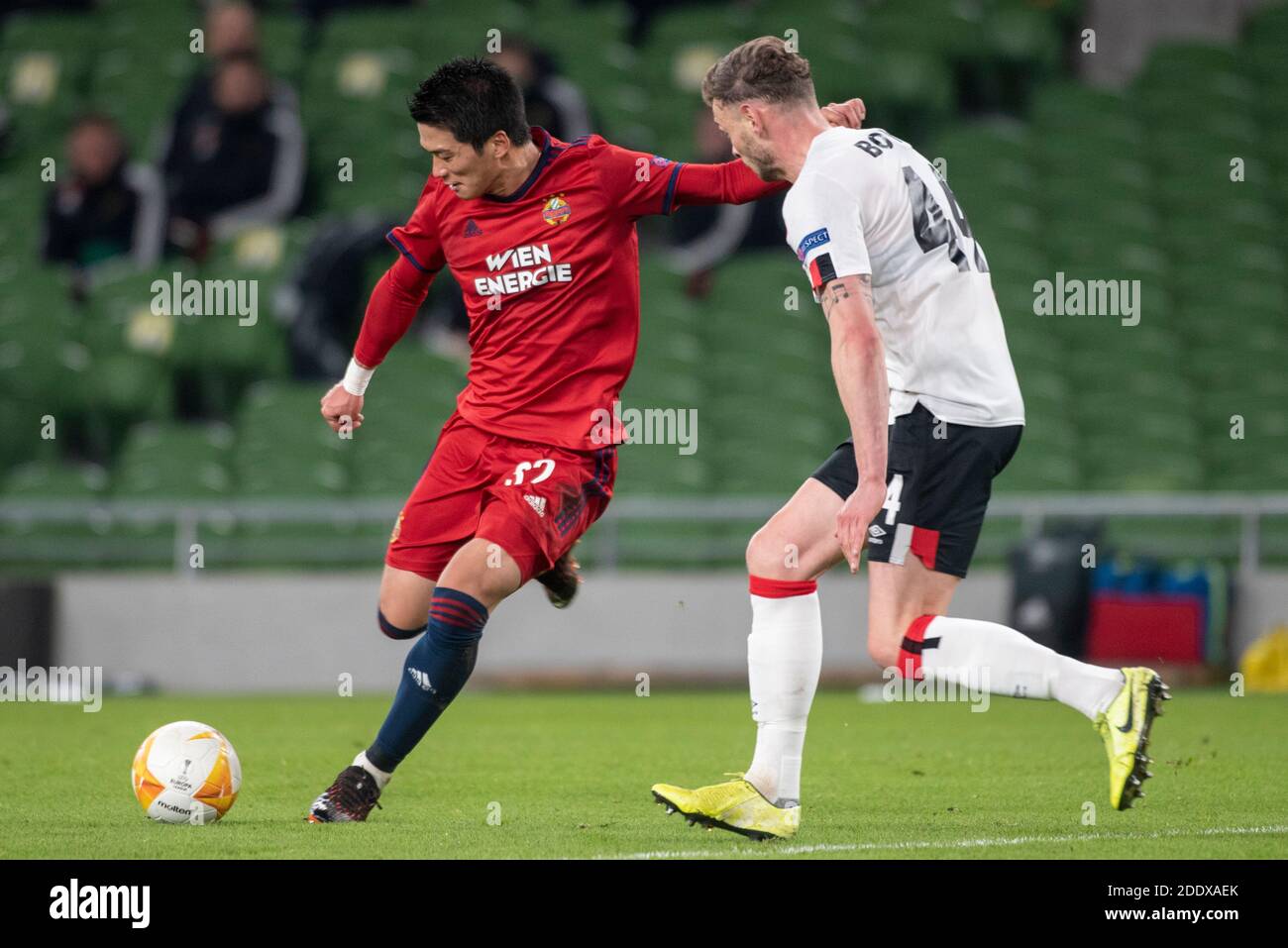 Dublin, Irland. November 2020. Kohya Kitagawa von Rapid und Andy Boyle von Dundalk in Aktion während des Europa League Gruppe B Spiels zwischen Dundalk FC und SK Rapid Wien im Aviva Stadium in Dublin, Irland am 26. November 2020 (Foto von Andrew SURMA/ Quelle: SIPA USA/Alamy Live News Stockfoto