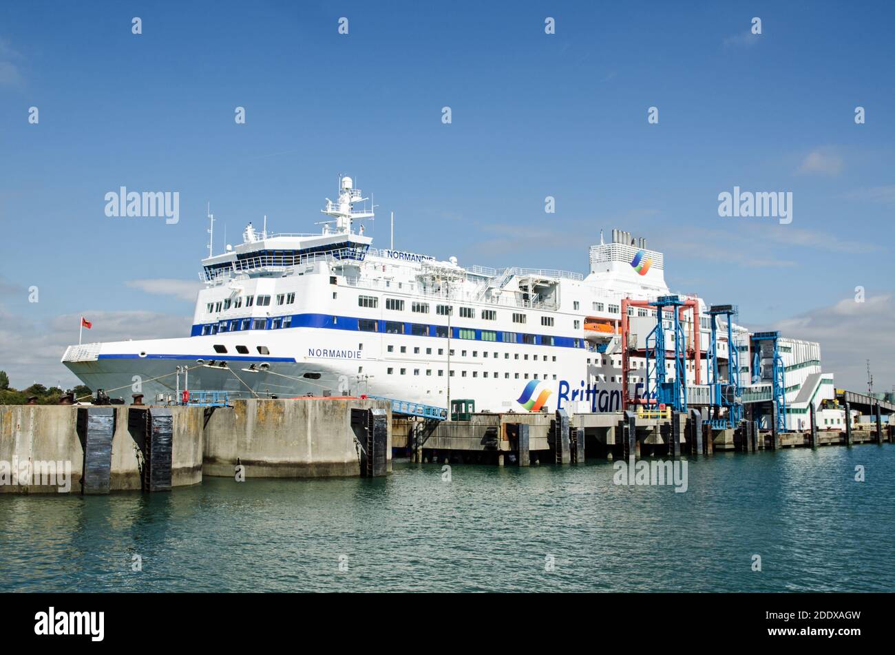 Portsmouth, Großbritannien - 8. September 2020: Seitenansicht der großen Passagierfähre Normandie von Brittany Ferries, die im Hafen von Portsmouth an einem sonnigen s festgemacht ist Stockfoto